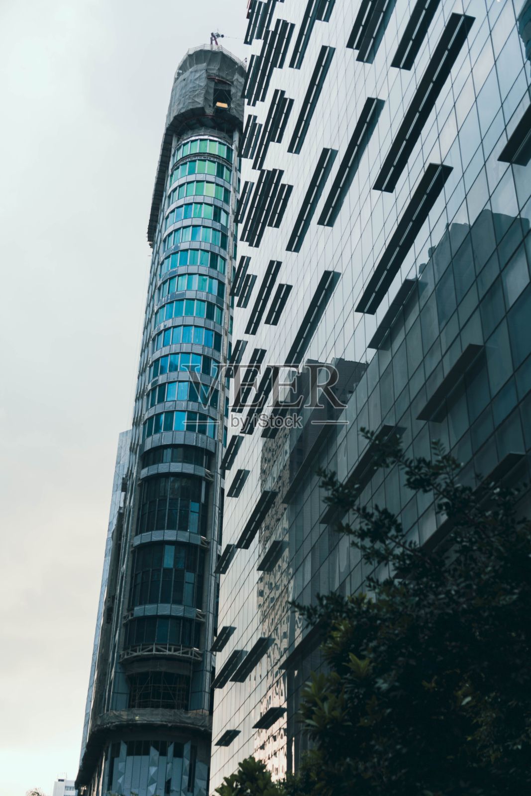 垂直拍摄带有镜面窗户的高层建筑照片摄影图片