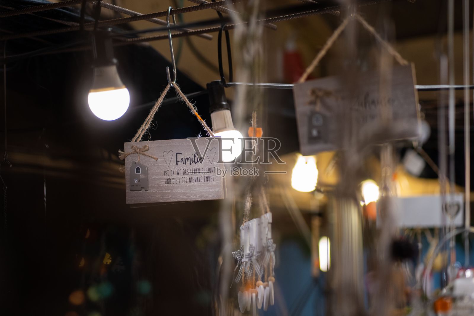 德国汉诺威Altstadt的圣诞市场上有标志和装饰照片摄影图片