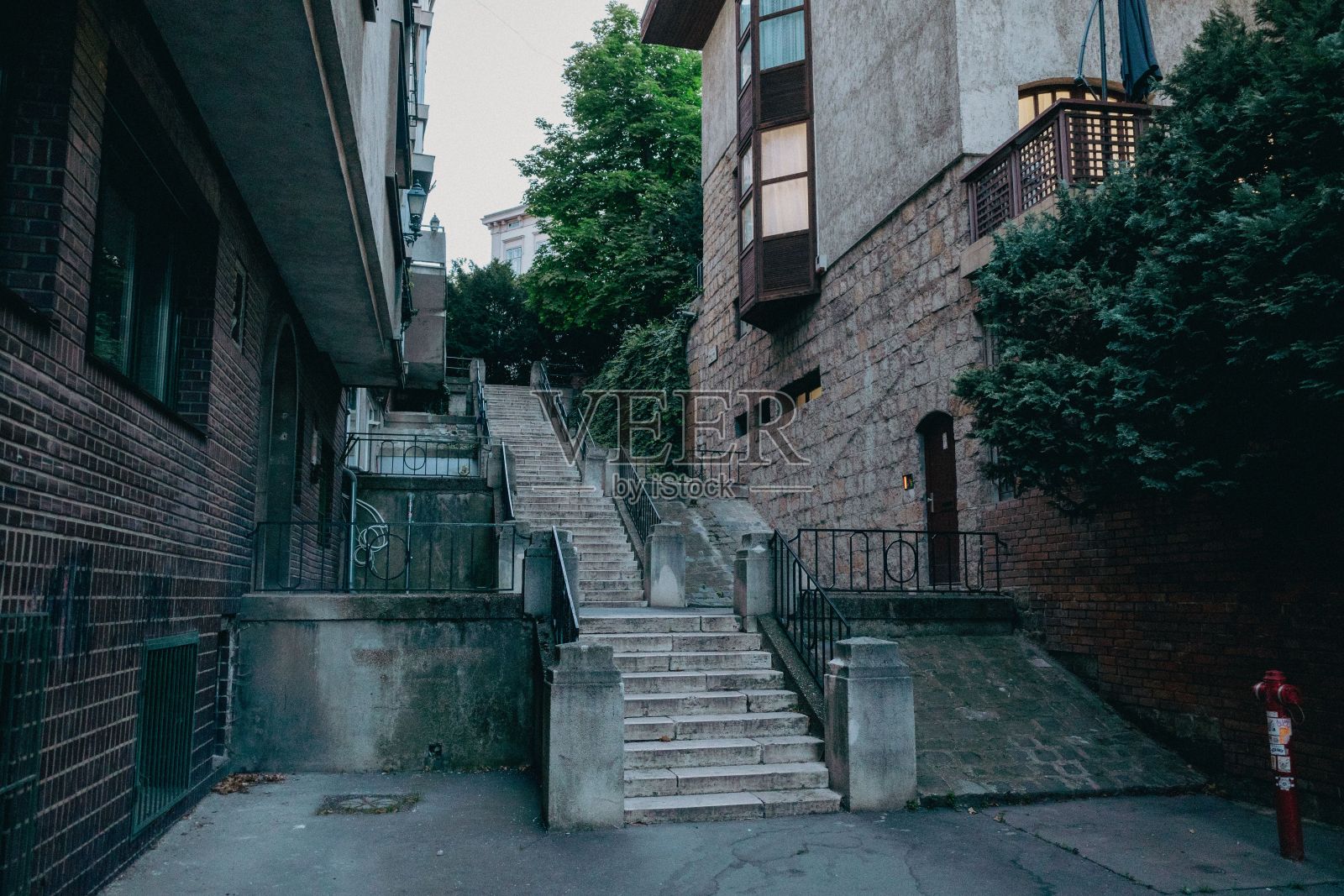 夏天布达佩斯庞迪街的楼梯照片摄影图片