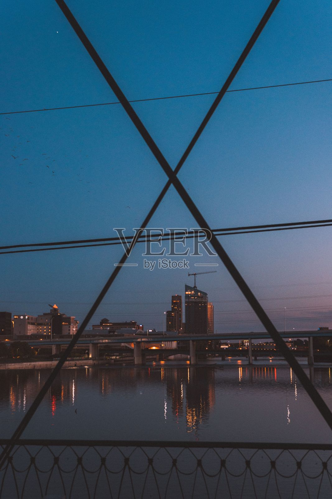 日落时分河流的城市景观照片摄影图片