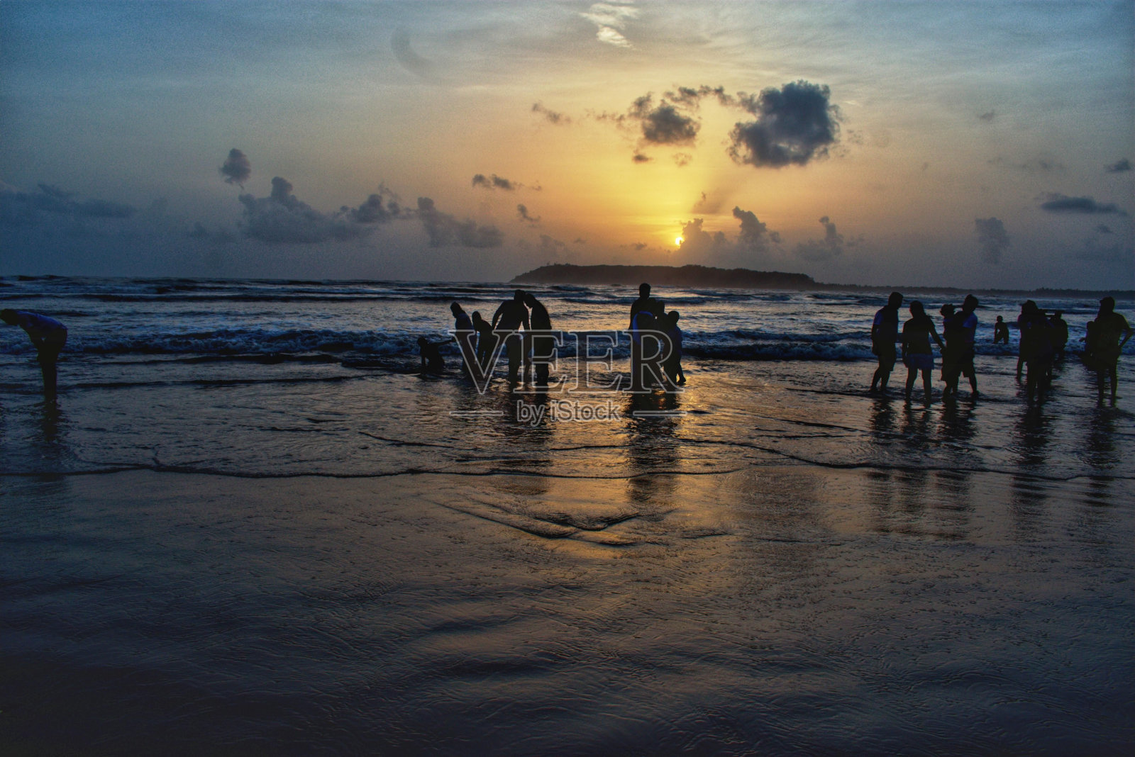 日落时分，印度果阿拥挤的沙滩照片摄影图片