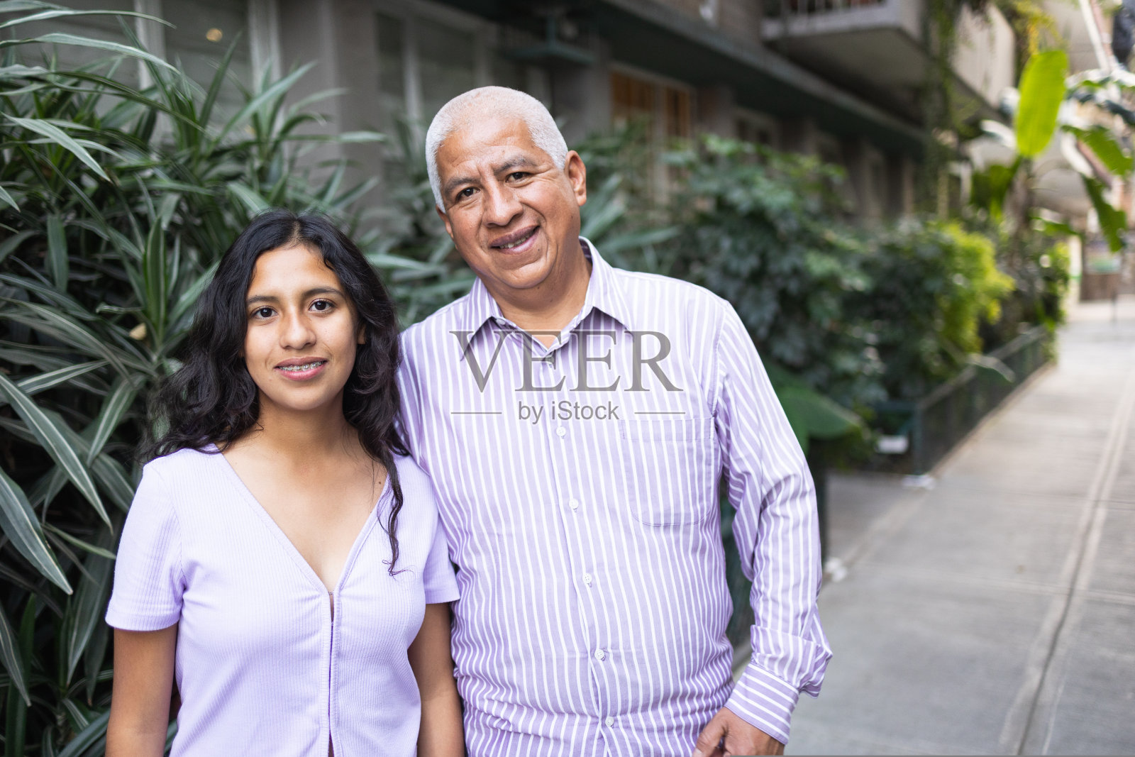 爷爷和孙女站在街上的照片。照片摄影图片