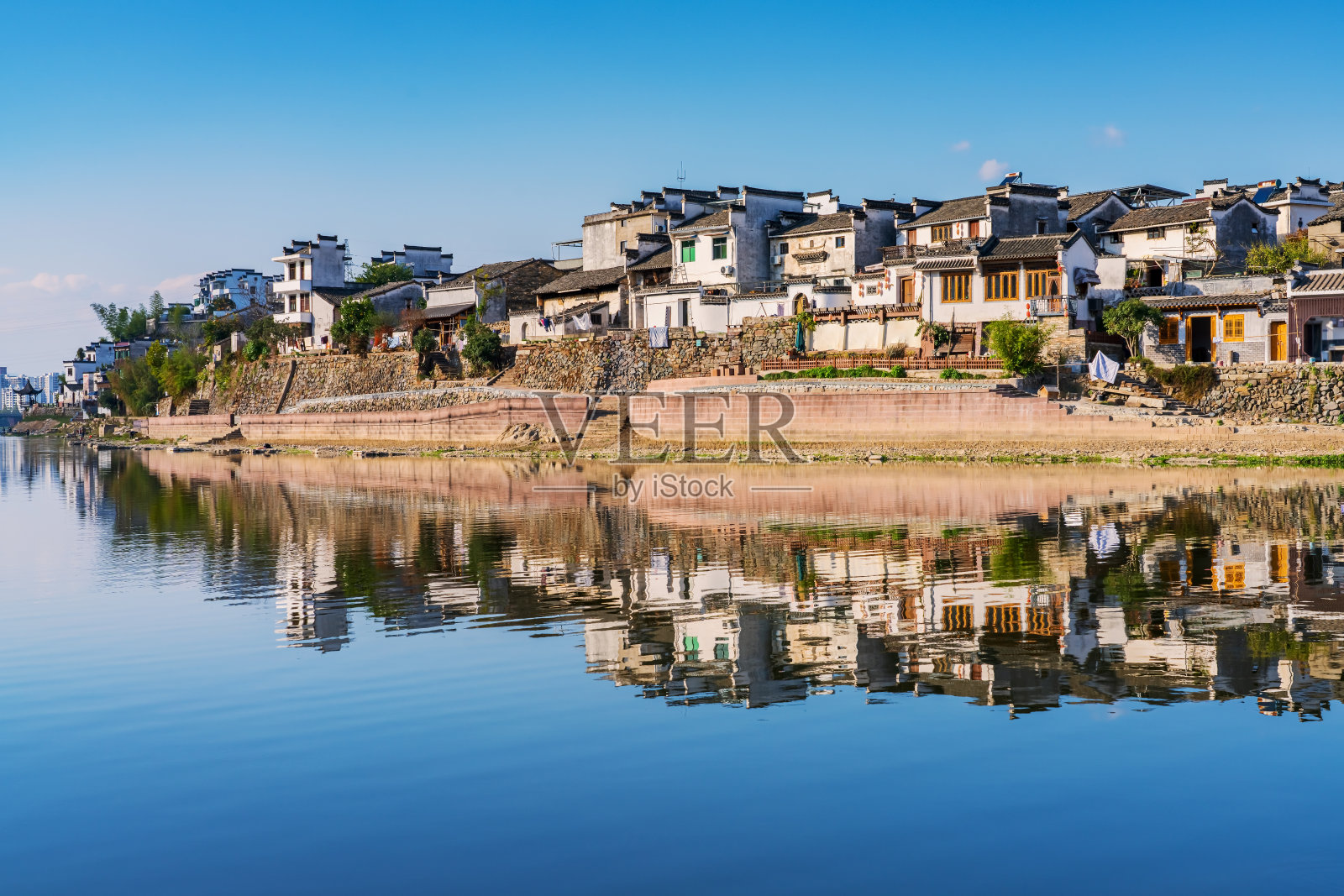 中国安徽省山区古村落和古河流的自然风光照片摄影图片