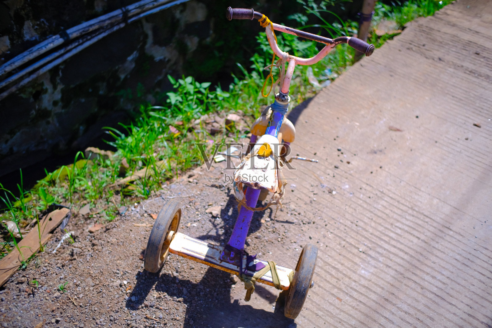 破旧的三轮车-库存照片照片摄影图片