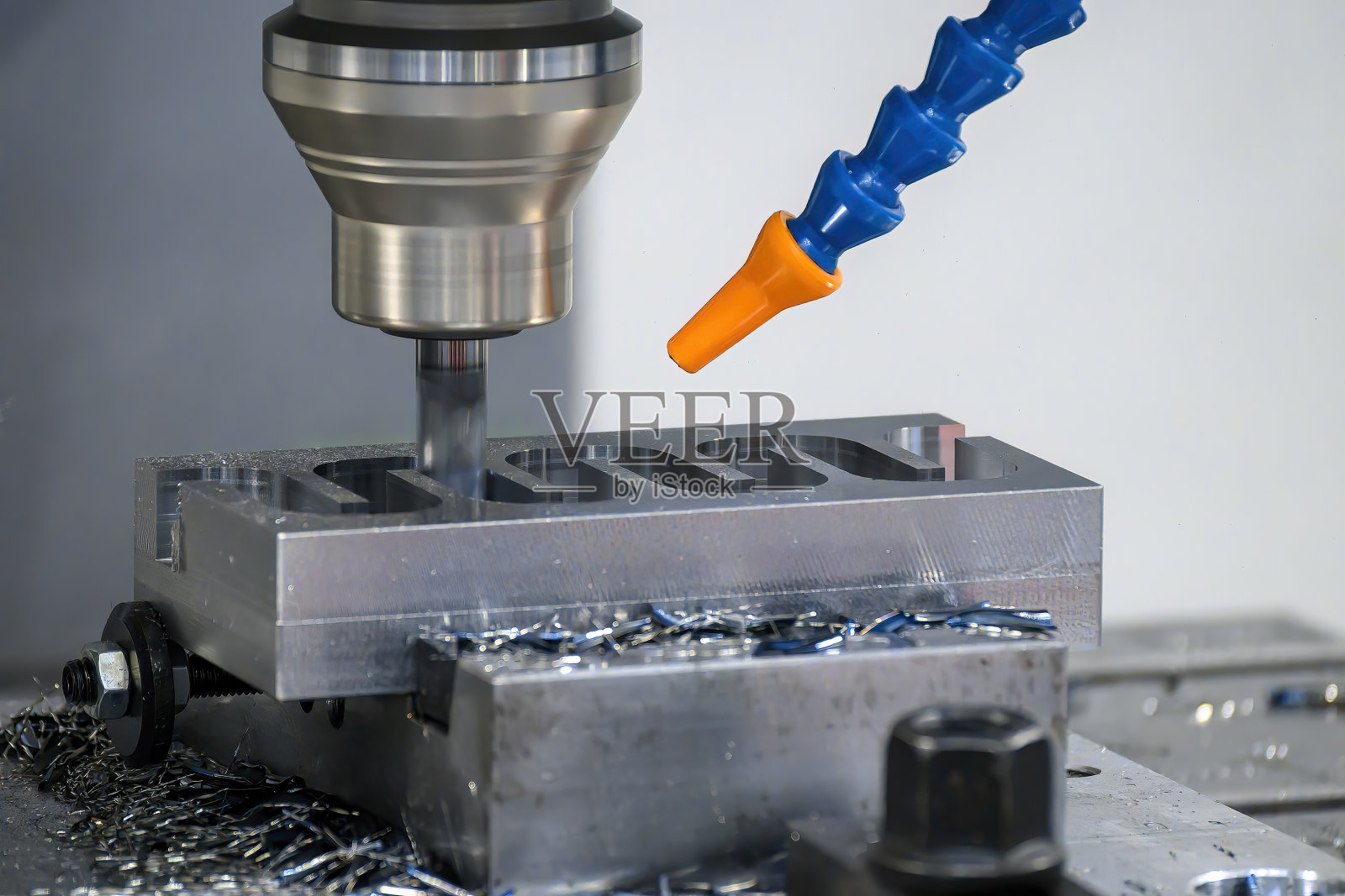 数控铣床采用可转位刀具对注塑模具零件进行槽切。照片摄影图片