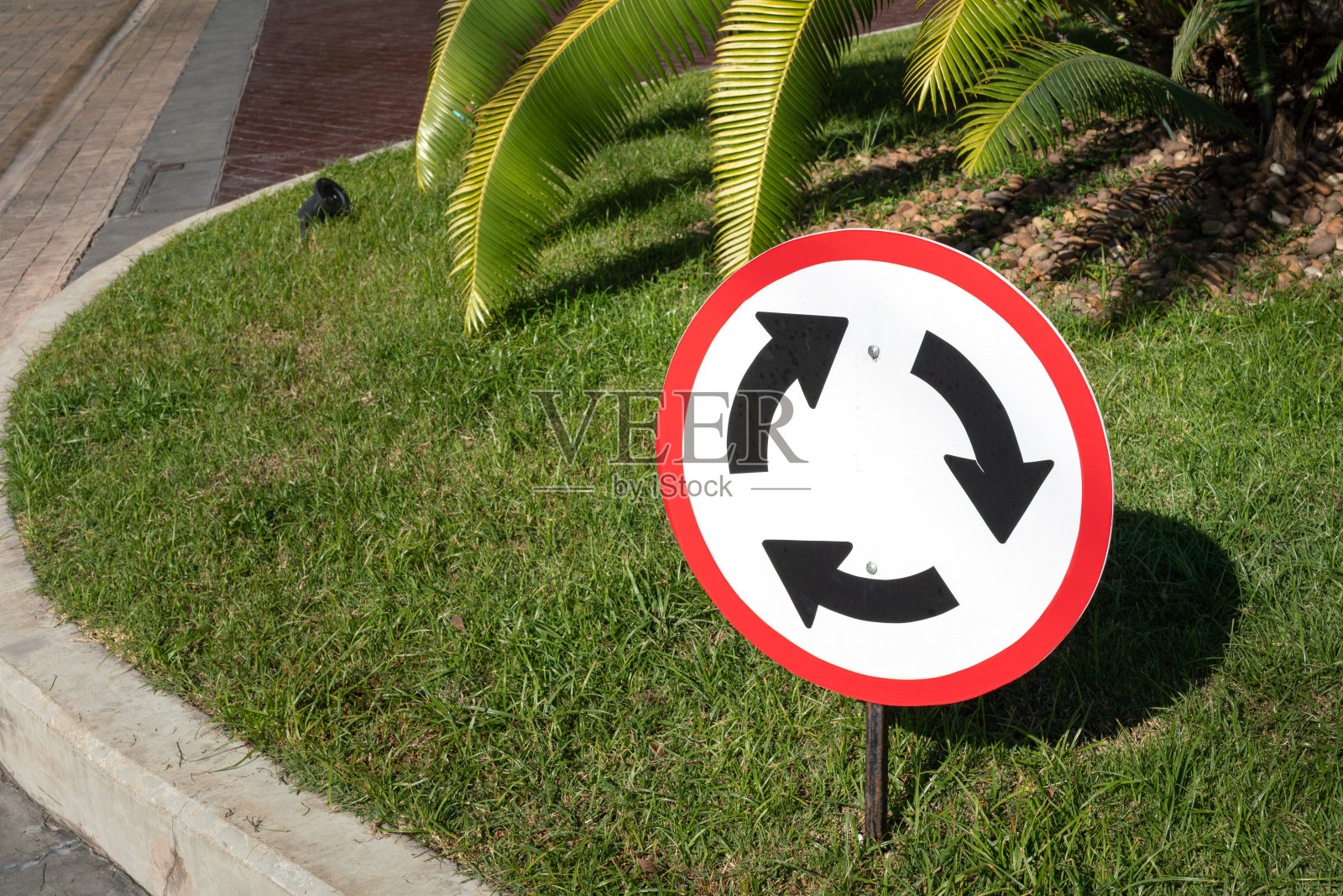 一个迂回的方向标志。照片摄影图片