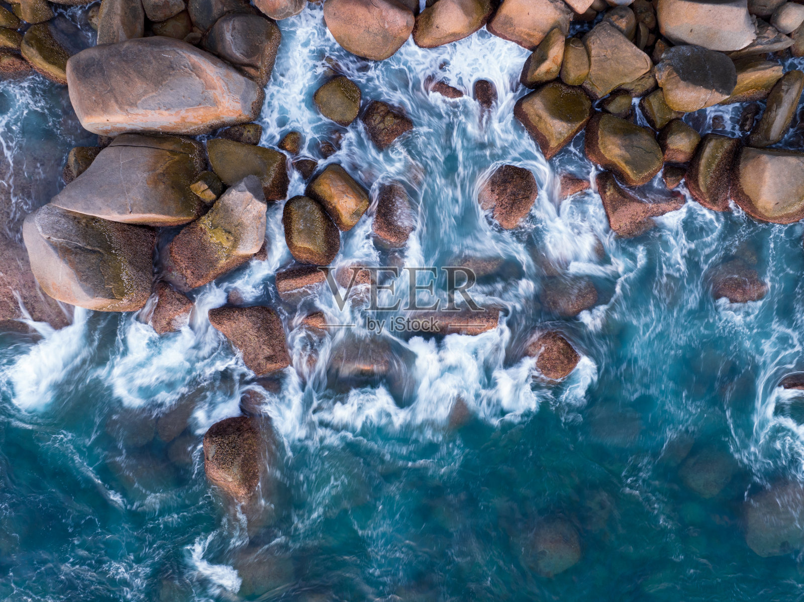 令人惊叹的鸟瞰美丽的海岸，鸟瞰岩石上的海浪，泰国普吉岛美丽的大海照片摄影图片