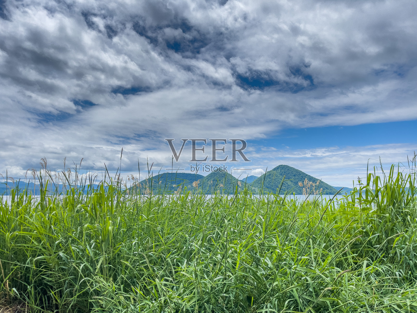 面对着托雅湖畔照片摄影图片