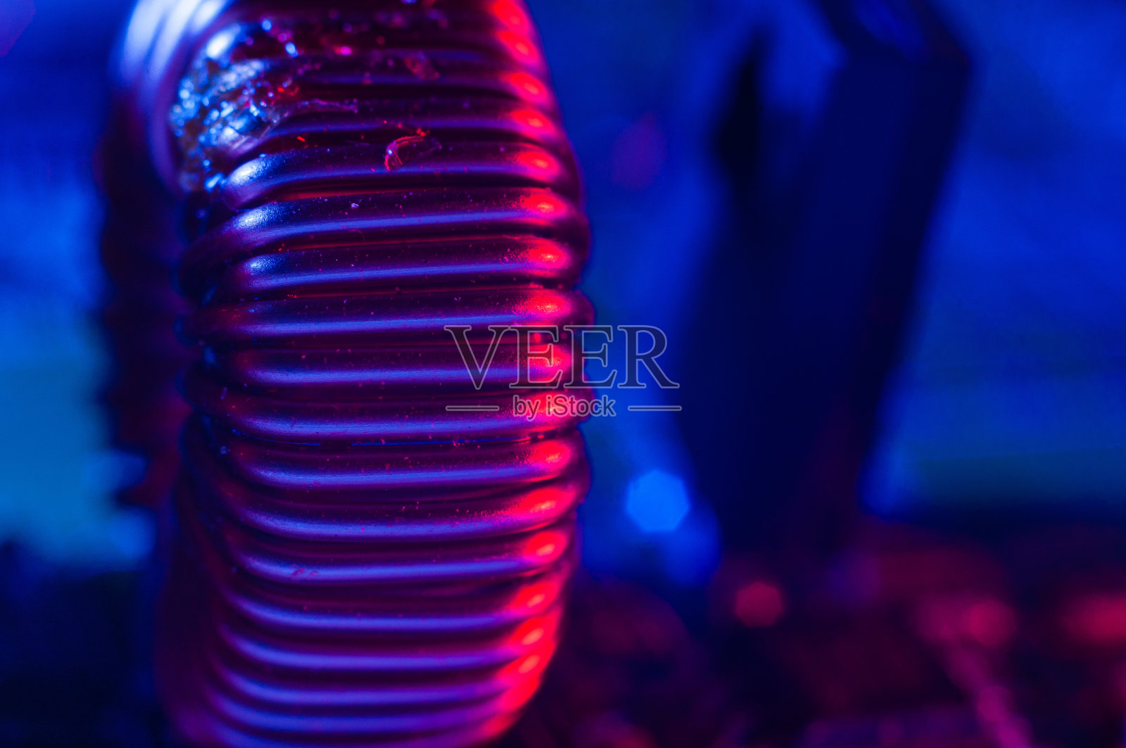 在红色和蓝色照明下，电子PCB上的单铜感应线圈与铜线紧密相连照片摄影图片