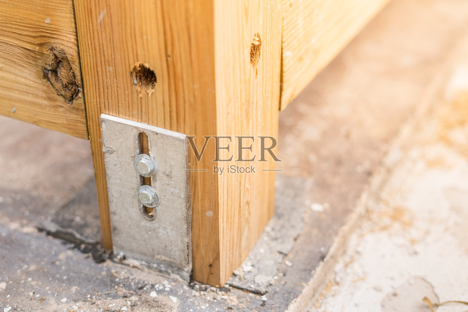 将木框架固定在混凝土基础上照片摄影图片