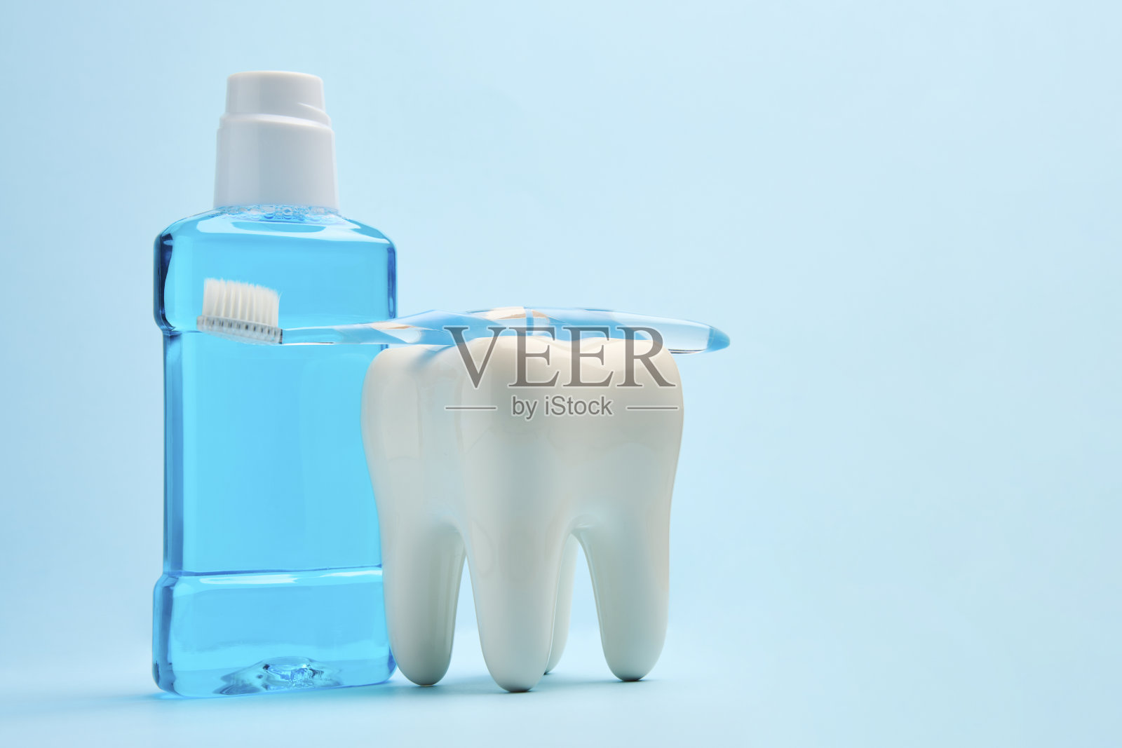 蓝色背景的牙刷，牙膏和漱口水照片摄影图片