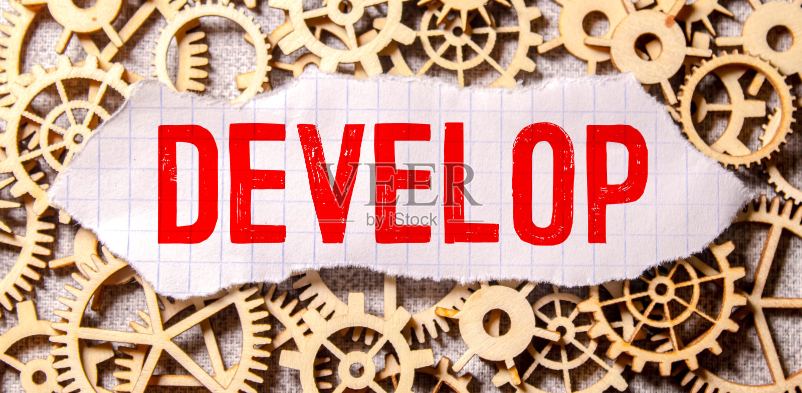 练就木块上的字。为您的设计，概念开发水泥表上的文本照片摄影图片