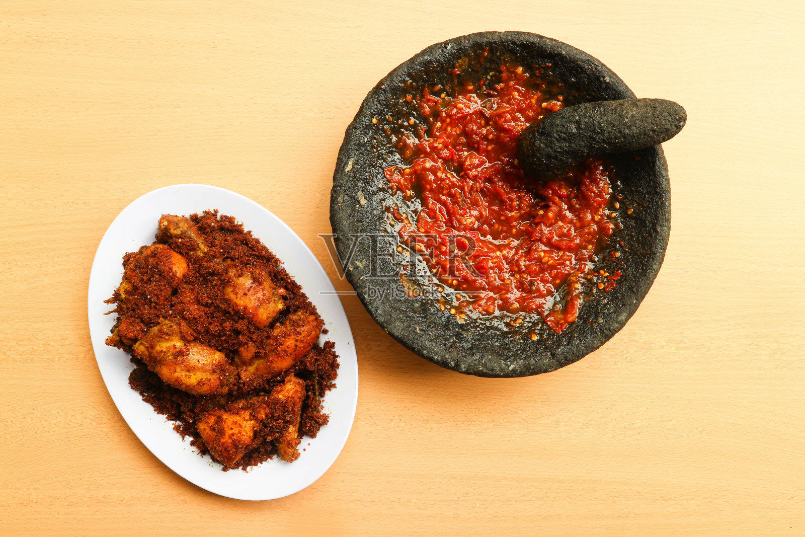 高良姜炸鸡或高良姜炸鸡或serunden鸡配辣椒酱或参巴酱。印尼菜概念照片摄影图片