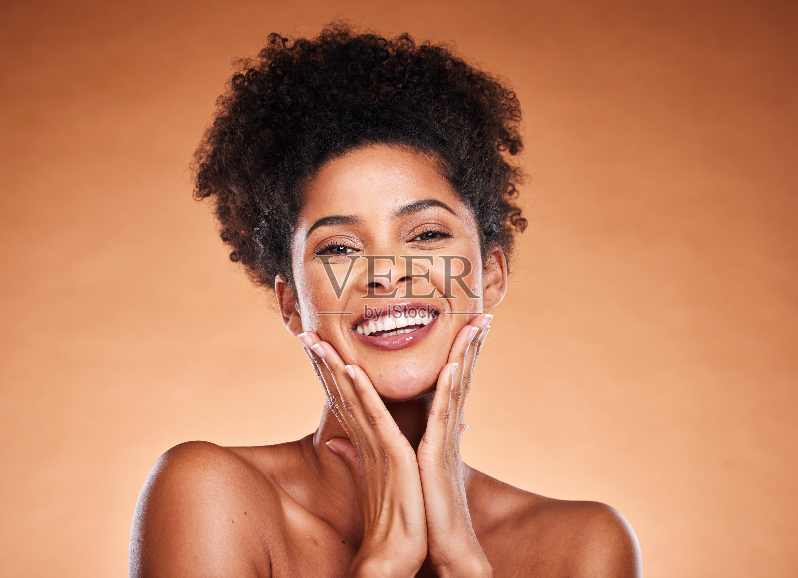 黑人女性，牙齿和微笑的皮肤护理面部，化妆品或化妆对工作室的背景。女模特的肖像微笑在满意的口腔，口腔或口腔卫生美容治疗照片摄影图片