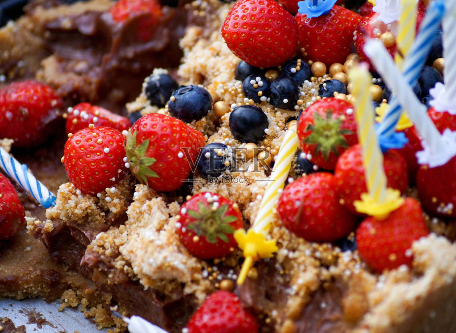 蛋糕、蜡烛和草莓的特写照片摄影图片