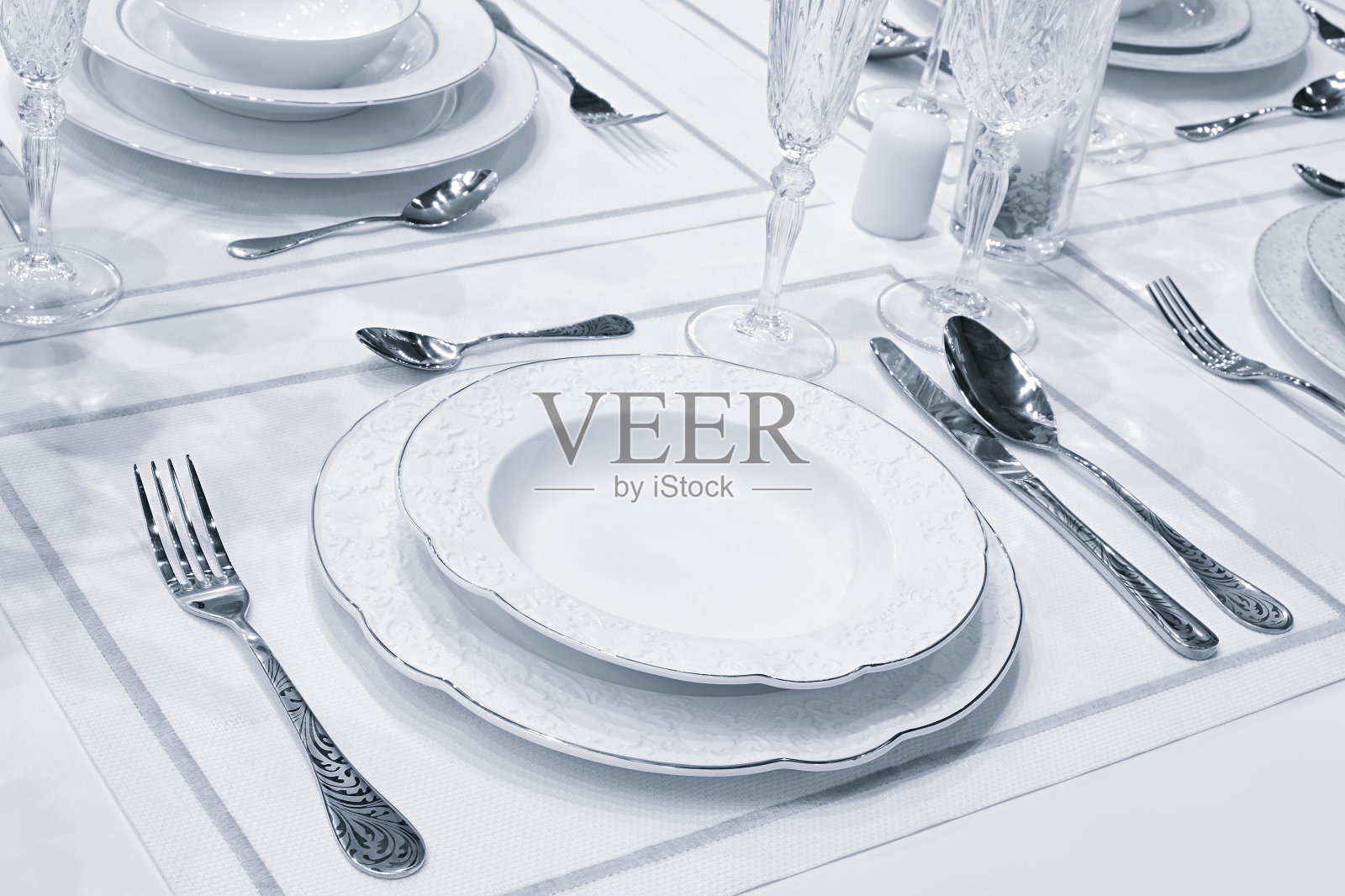 在餐厅的餐桌上服务。照片摄影图片