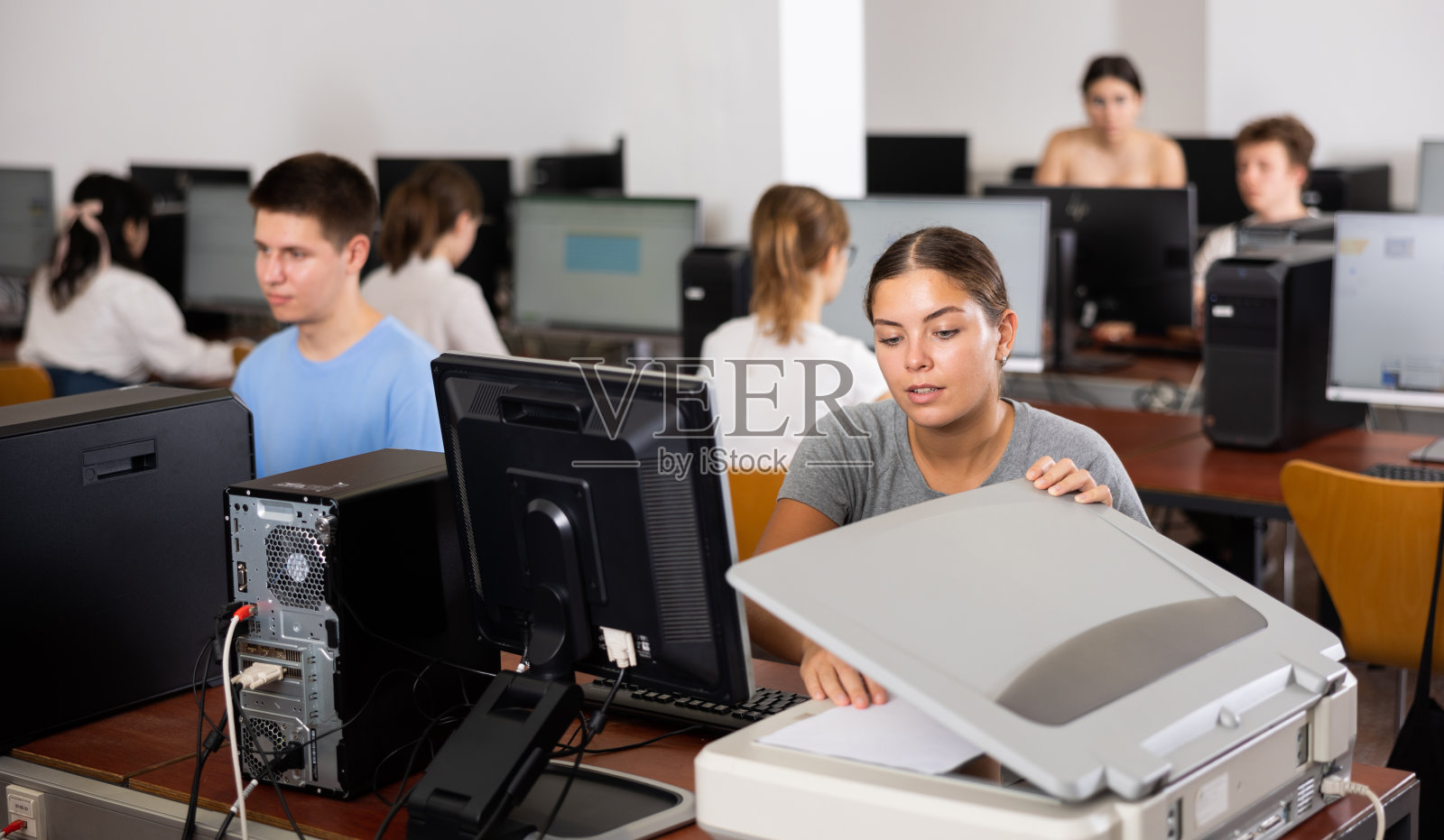 年轻女子在计算机课上使用扫描仪照片摄影图片