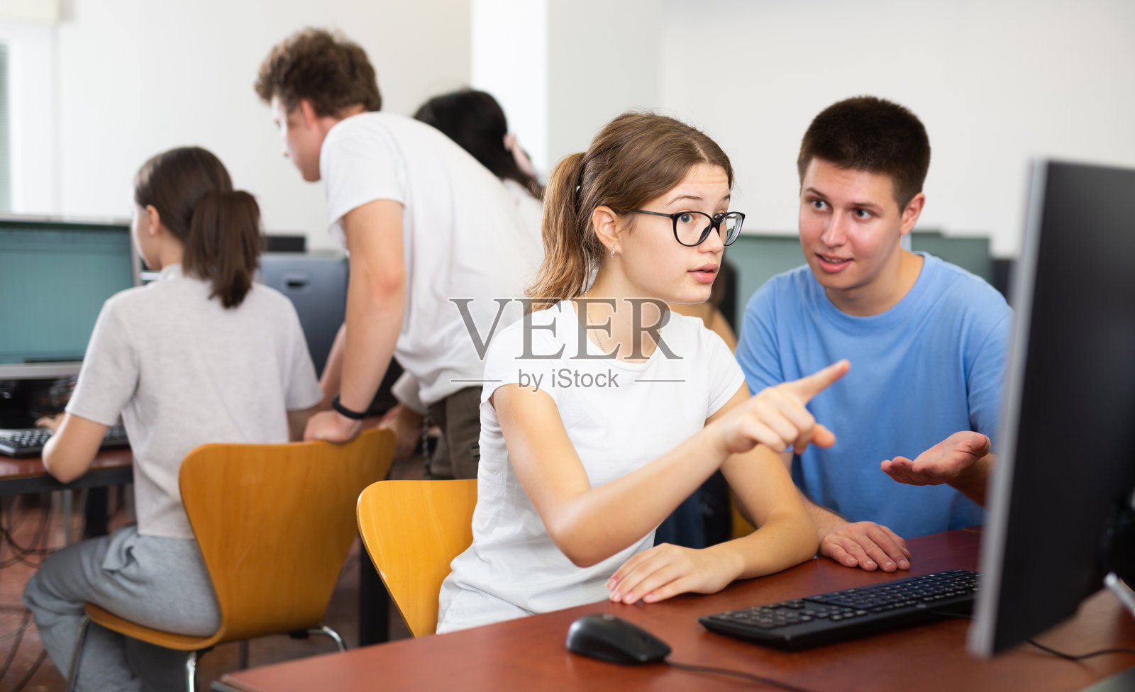 十几岁的学生一起在书桌上使用电脑在媒体研究课程照片摄影图片