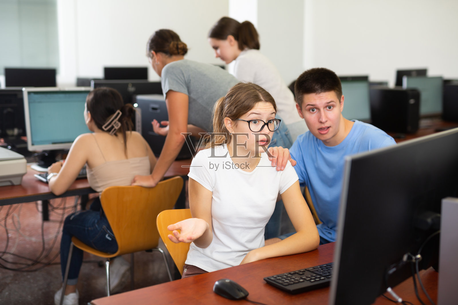 十几岁的学生一起在书桌上使用电脑在媒体研究课程照片摄影图片