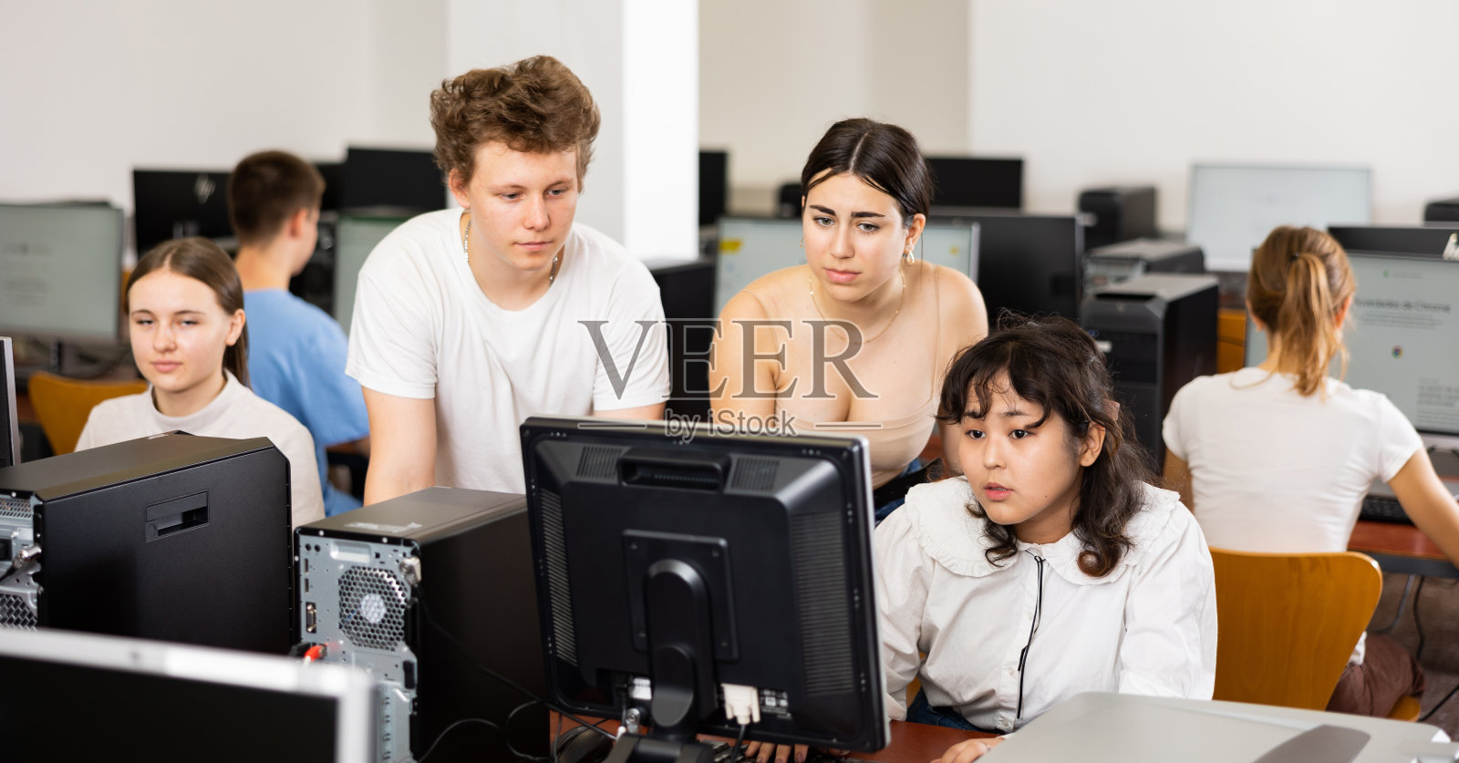青少年在计算机科学课上使用电脑照片摄影图片
