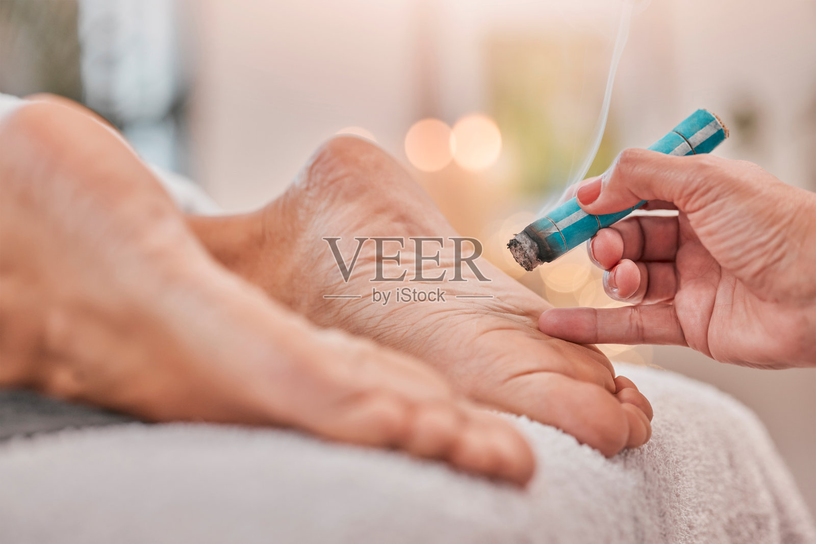 用于皮肤护理或身体健康疗法的足部水疗和健康疗法：按摩烟熏疗法，奢华的医疗足部治疗和皮肤美容，有益于健康的生活方式、放松和自然平静的能量照片摄影图片