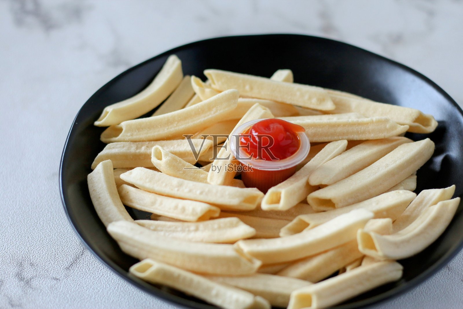 炸薯条配辣椒酱。照片摄影图片