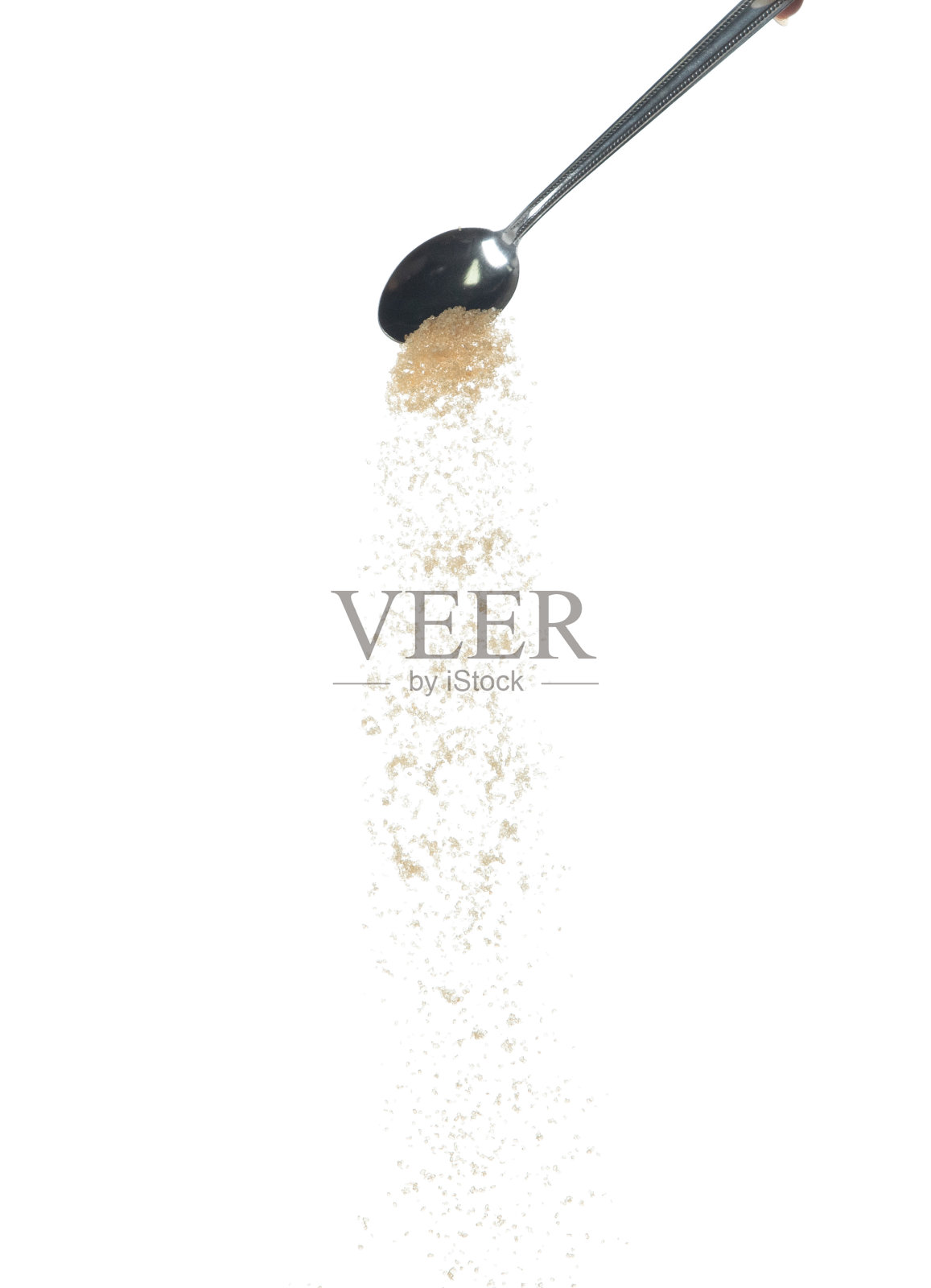 红糖落下，棕粒糖倾泻而下抽象云飞从银勺。美丽完整的甘蔗种子，食物对象设计。选择性对焦冻结拍摄白色背景隔离照片摄影图片