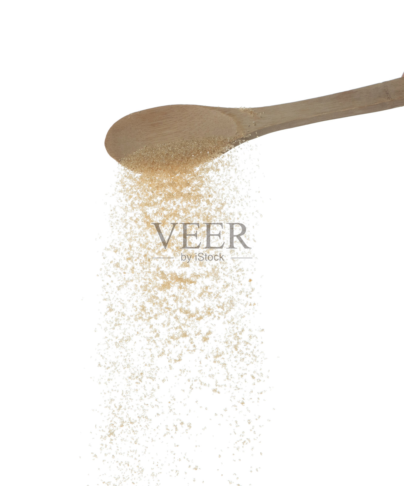 红糖落下，红糖粒粒倾泻而下，抽象的云从木勺飞起。美丽完整的甘蔗种子，食物对象设计。选择性对焦冻结拍摄白色背景隔离照片摄影图片