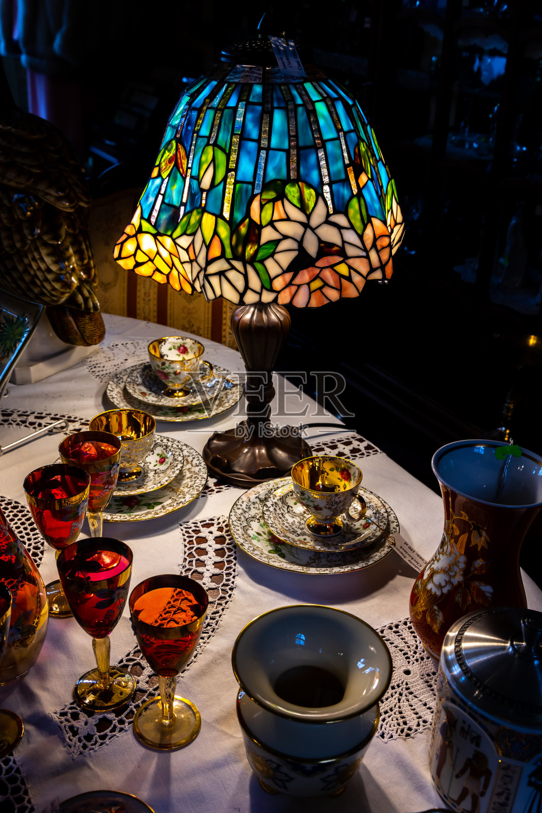 跳蚤市场上收藏的彩色古董眼镜。照片摄影图片