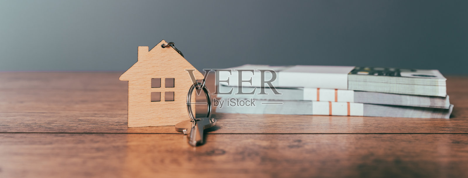 美钞和带钥匙的房子照片摄影图片