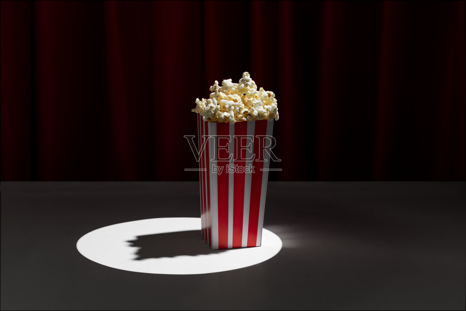 红窗帘剧场舞台上的爆米花盒照片摄影图片