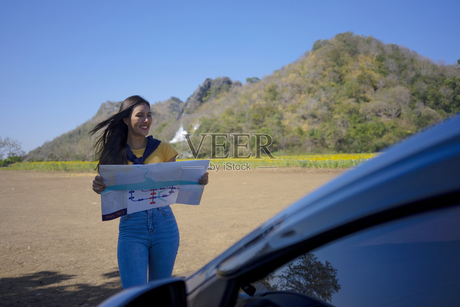 女人去旅行。照片摄影图片