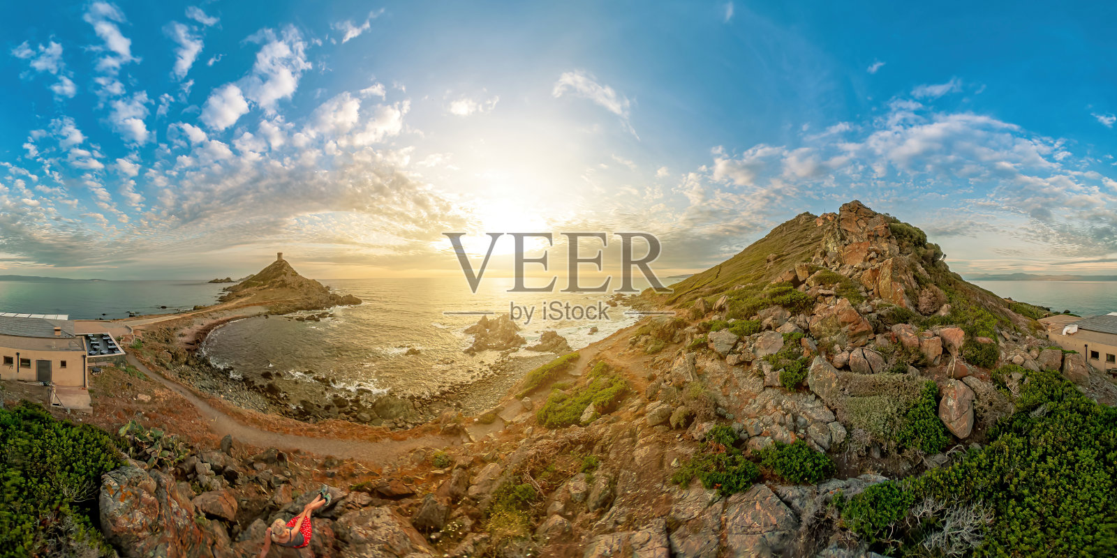 坐在科西嘉岛蓬塔帕拉塔的女人照片摄影图片