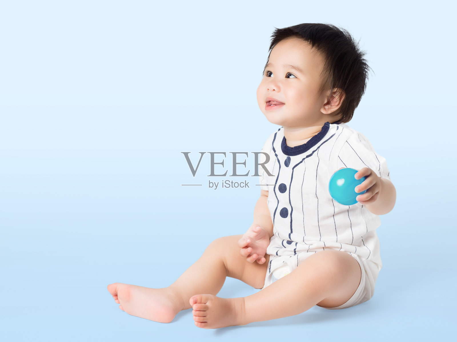 亚洲女婴表现出情感微笑和快乐照片摄影图片