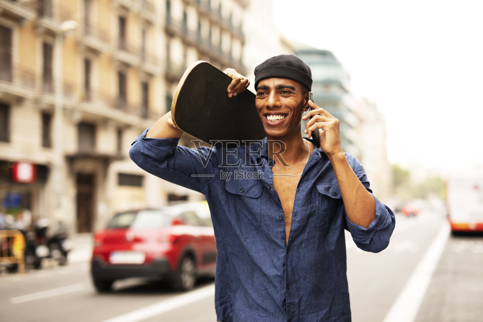 快乐的非裔美国人的肖像与滑板照片摄影图片