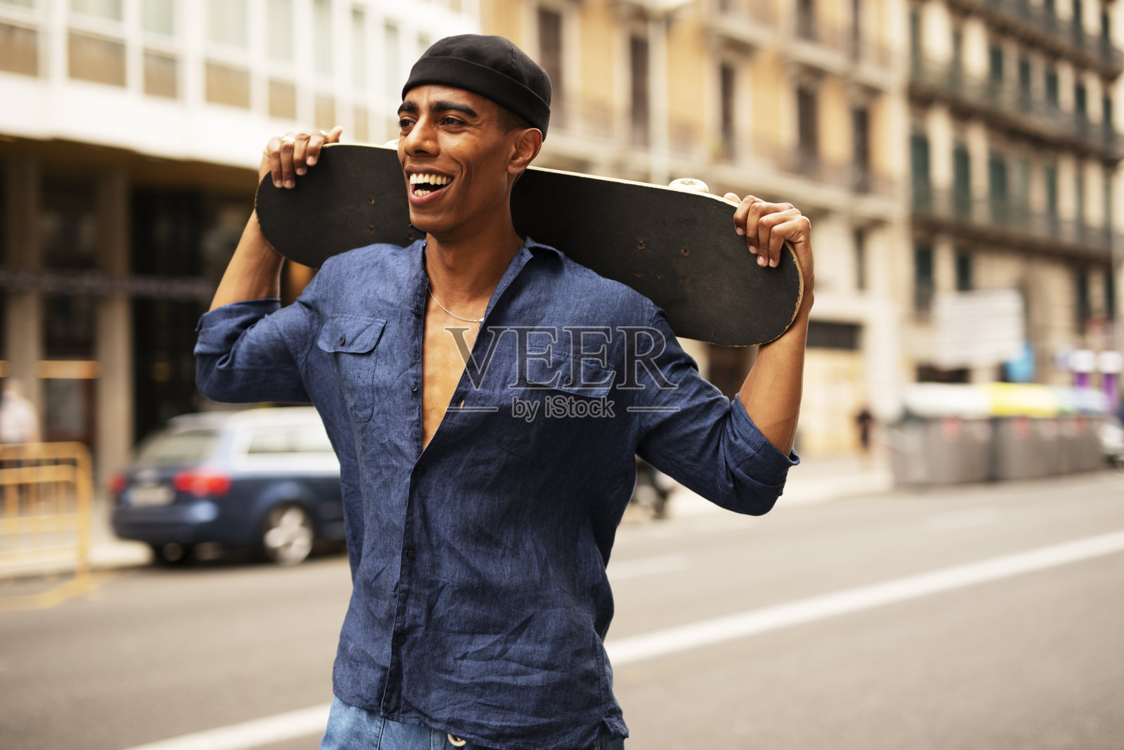 快乐的非裔美国人的肖像与滑板。照片摄影图片