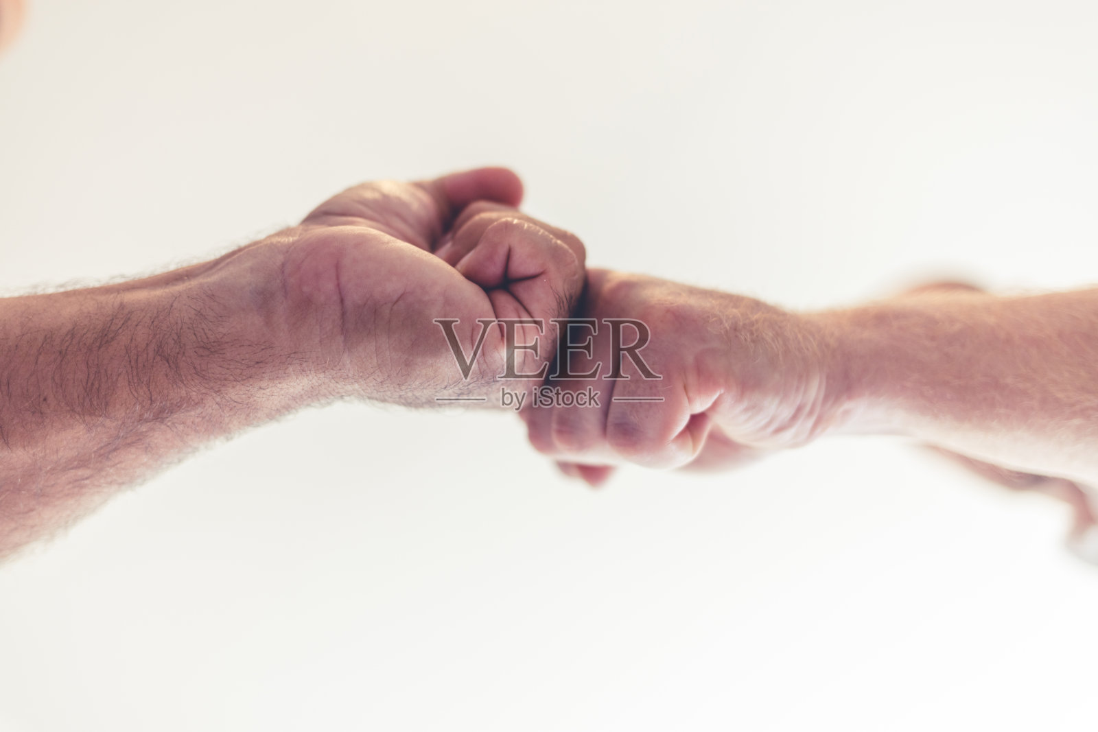 多样性，协作和目标与两名员工的信任，成功和愿景。公司专业团队在创业办公室展示多样性、成功和动力。特写镜头是两个面目全非的男人对着一个白人照片摄影图片