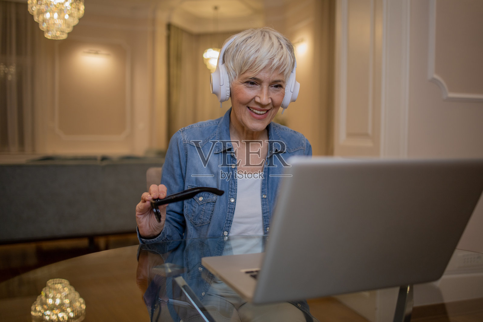 在家工作的女性照片摄影图片