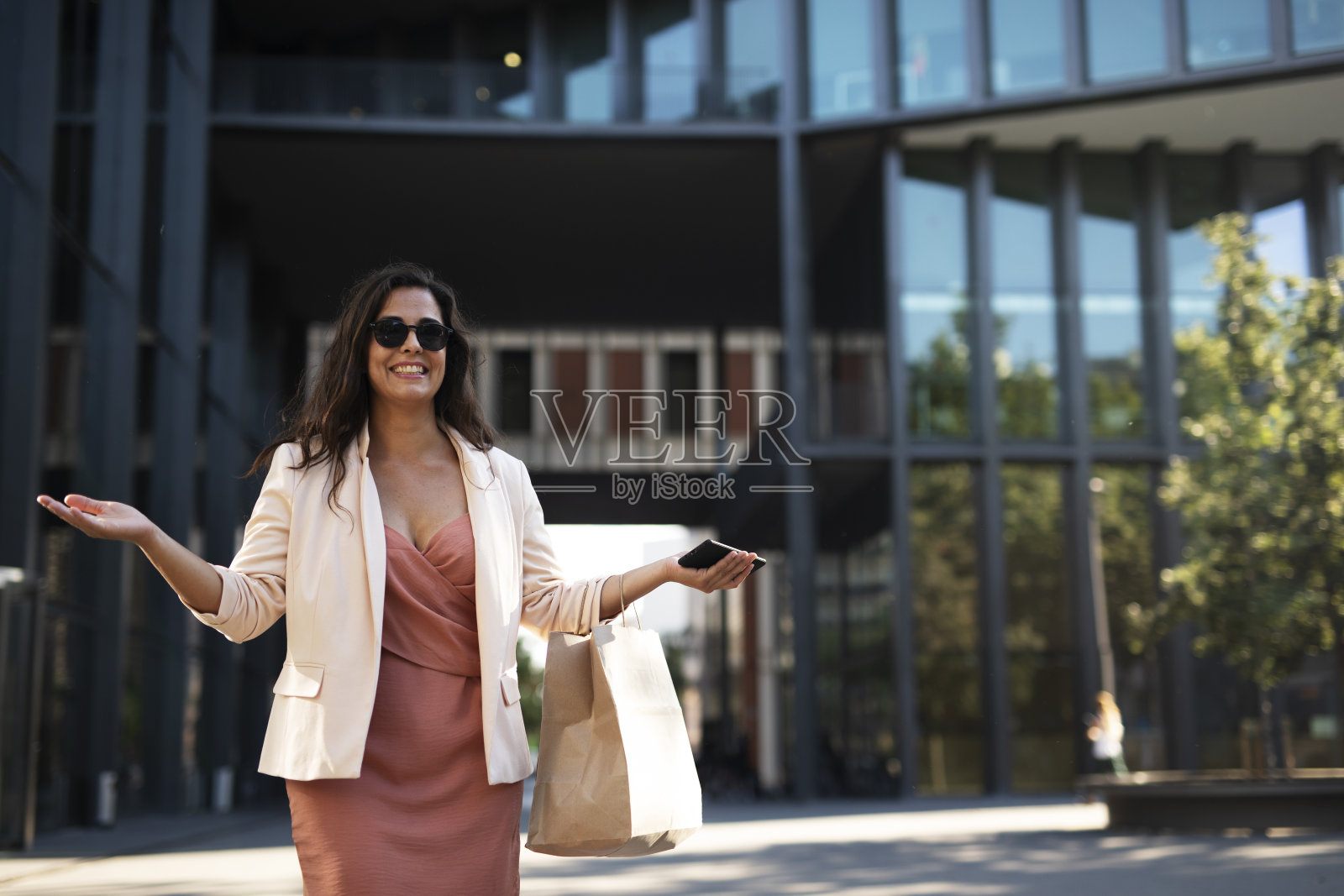 年轻快乐的女人在打电话。照片摄影图片