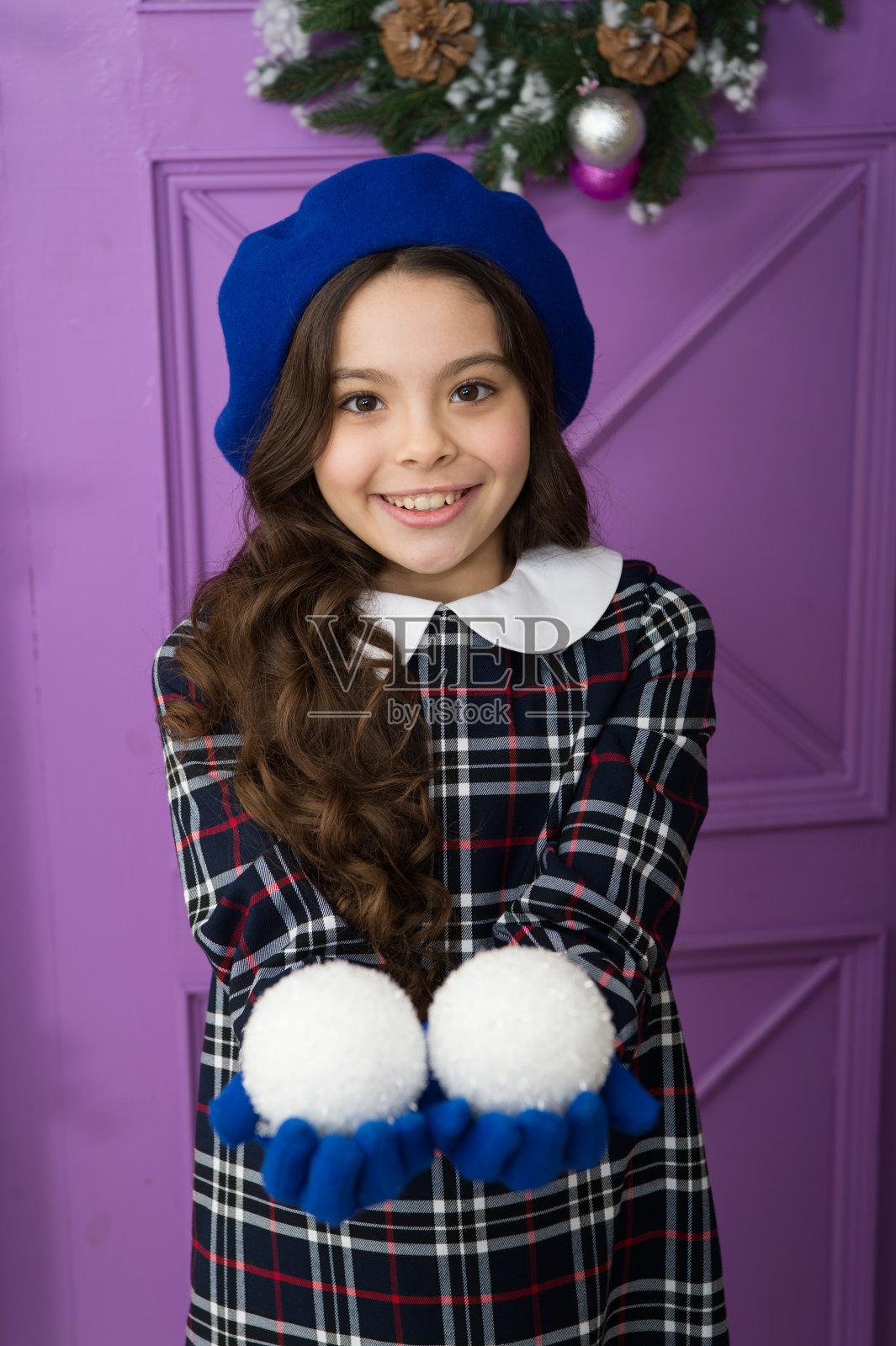 给你。新年快乐。微笑的巴黎孩子戴着贝雷帽和手套。寒假活动。圣诞购物。小法国女孩。时髦小孩装饰圣诞球。家庭和圣诞树装饰照片摄影图片