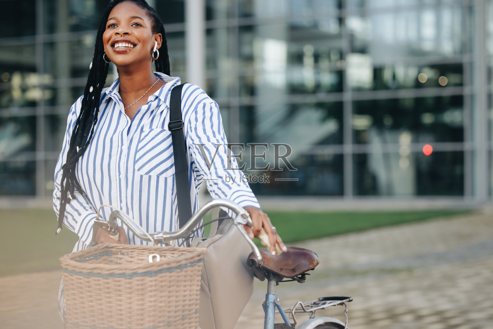 开朗的年轻女商人在城市里骑自行车上下班照片摄影图片