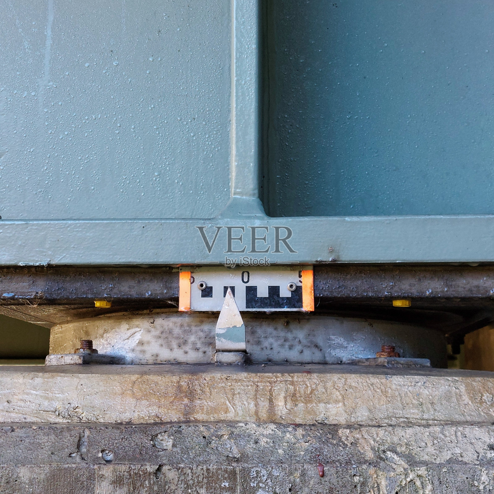 近距离的桥梁轴承与规模照片摄影图片