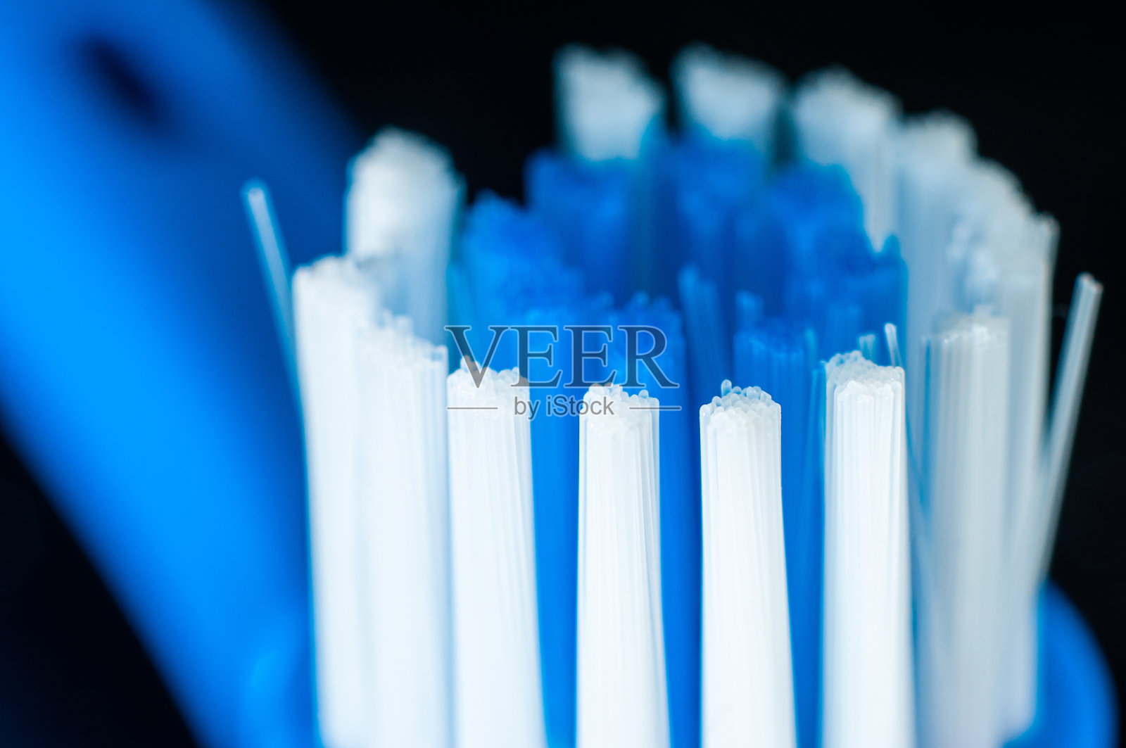 蓝色和白色的牙刷纤维紧密相连照片摄影图片