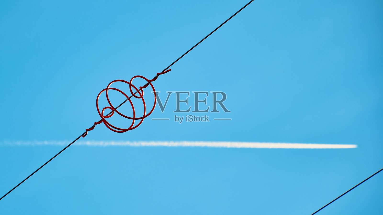 电缆在晴朗的蓝天下的低角度视图照片摄影图片