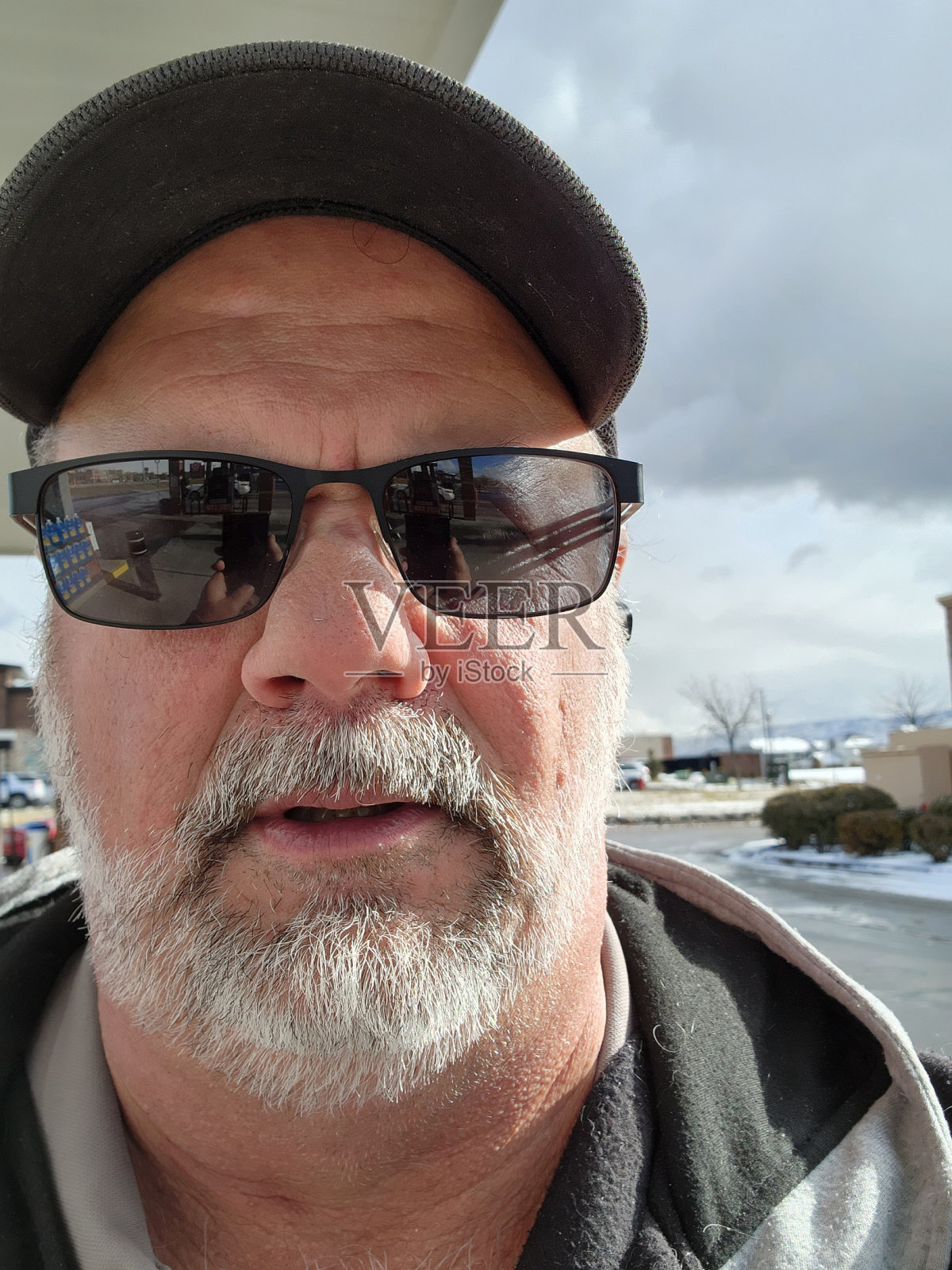 54岁的男人戴着墨镜上班照片摄影图片