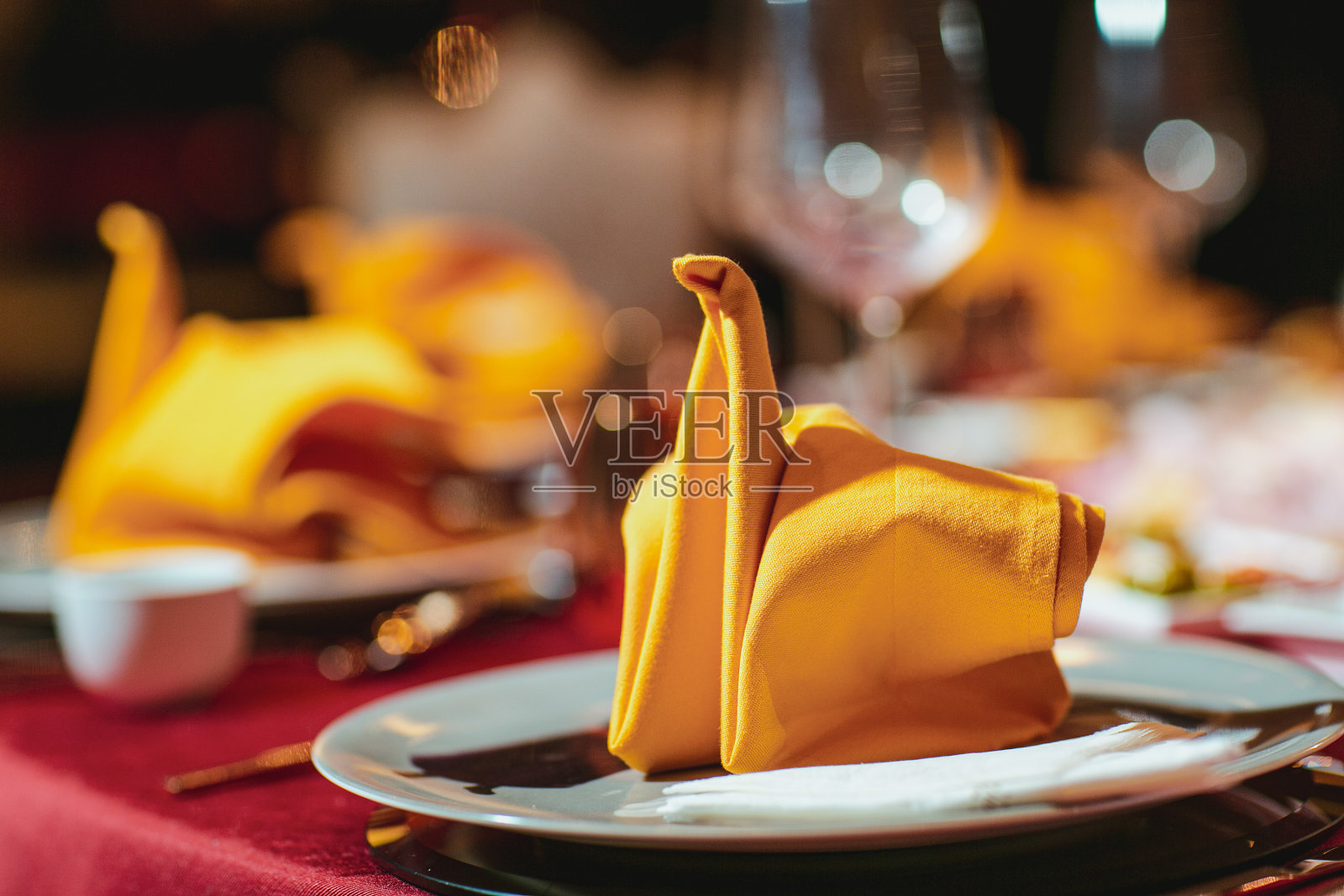 婚礼餐桌装饰。照片摄影图片