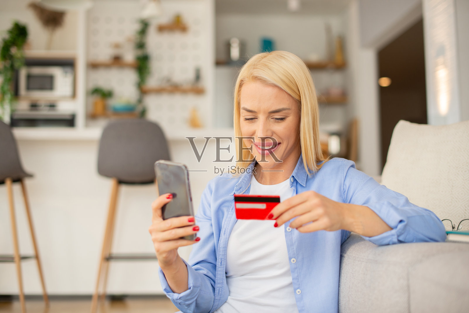 一名女子用信用卡在网上购物照片摄影图片