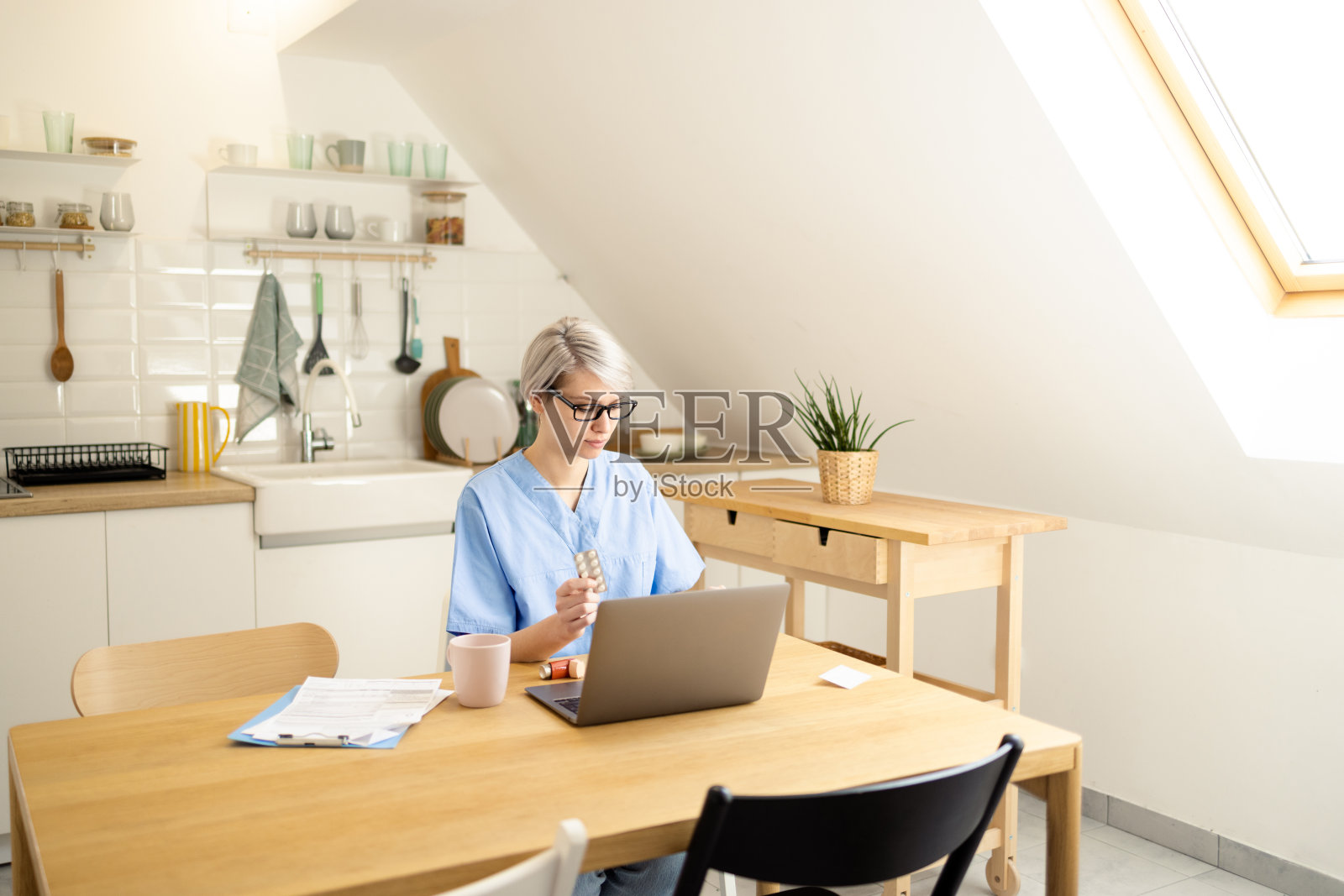 一个年轻的医生有一个关于维生素的在线大会的肖像照片摄影图片