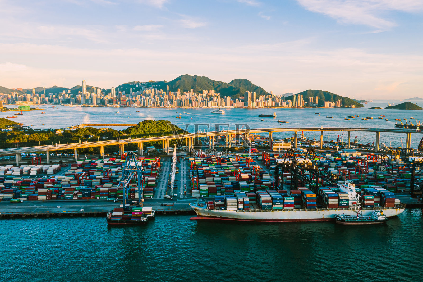 香港集装箱码头日落处的货船照片摄影图片