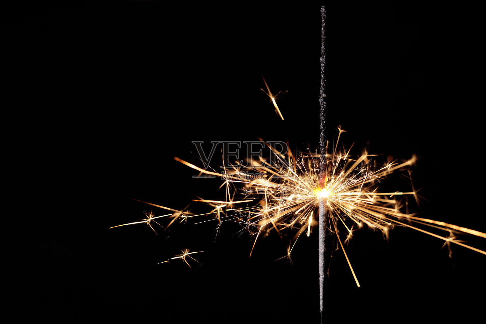 燃烧的火花，黑色背景上的孟加拉灯照片摄影图片